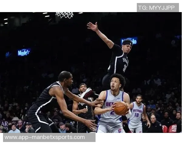 克拉克斯顿半场表现惊艳7中5贡献11分8板5助正负值高达22