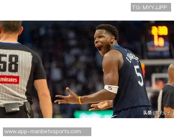 爱德华兹精准传球助攻戈贝尔轻松扣篮破包夹防守 爱德华兹精准传球助攻戈贝尔轻松扣篮破包夹防守