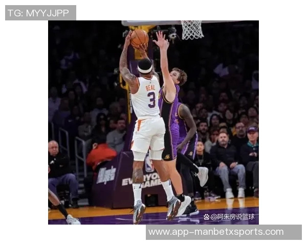 布克上半场表现挣扎12投5中仅得14分5篮板罚球命中率低迷 布克上半场表现挣扎12投5中仅得14分5篮板罚球命中率低迷