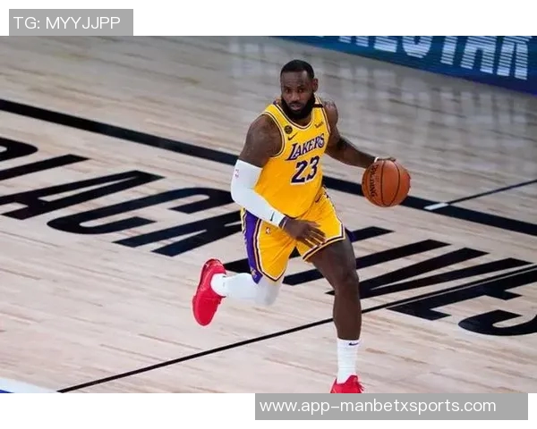 詹姆斯身穿布莱斯大学6号球衣到场观赛令老父亲倍感骄傲与自豪