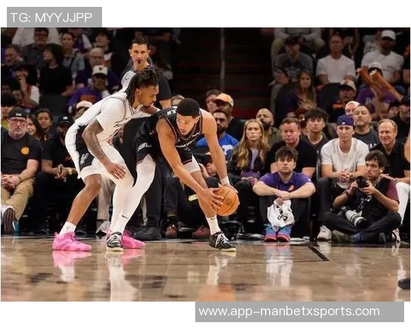 布克盛赞卡斯尔身体素质出众活力四射攻防兼备深表敬意